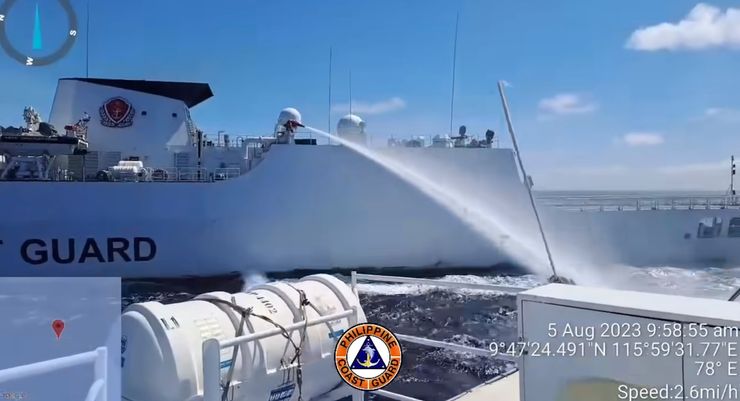 菲律賓海岸警衛隊2023年8月8日發布影片，顯示中國海警船正發射水炮（影片截圖）




