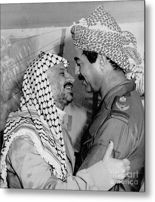 巴勒斯坦解放組織領導人亞希爾.阿拉法特和海珊,在以色列與埃及和解,並在黎巴嫩內戰中被逐出後,軍力強大且立場仍堅定反以的伊拉克成為阿拉法特眼中最有價值的盟友,因此他也是少有的在伊拉克侵略科威特後仍明確支持海珊的阿拉伯勢力領導人。誠然阿拉法特手下沒有正規軍事武裝,但各個阿拉伯國家都收留了大量巴勒斯坦難民,而這些難民許多仍保持與巴解的聯繫,僅在科威特就高達35.7萬(當時科威特人口僅200萬)