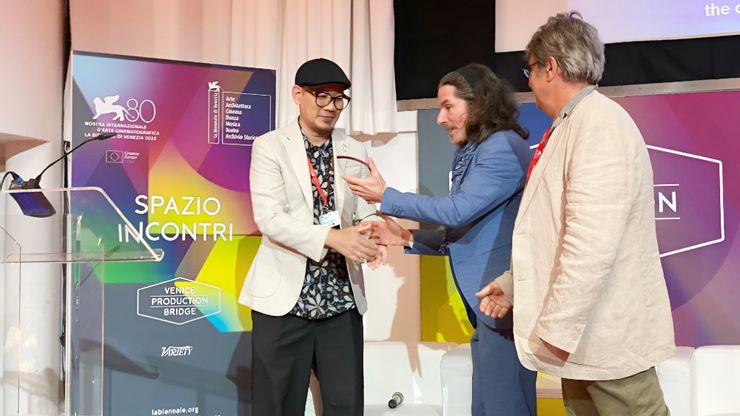 威尼斯日單元評審團主席納爾丁頒授「電影藝術獎特別提及」獎座／海鵬影業提供