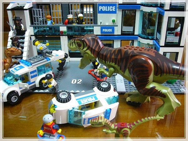 暴龍在警署前肆虐,眾人無可奈何。