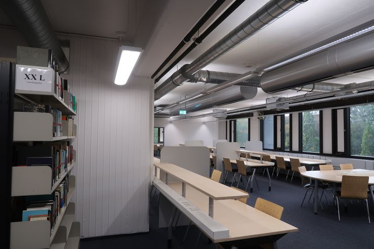 (刑事法與公法圖開架區一隅)