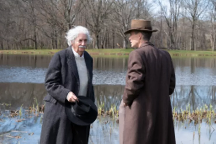 由湯姆康蒂所飾演的愛因斯坦（左），與飾演奧本海默的席尼莫菲（右），在普林斯頓高等研究院拍攝《奧本海默》；劇組在拍攝此場景時，有不少現場圍觀民眾驚呼曾在該地任職的愛因斯坦穿越時空