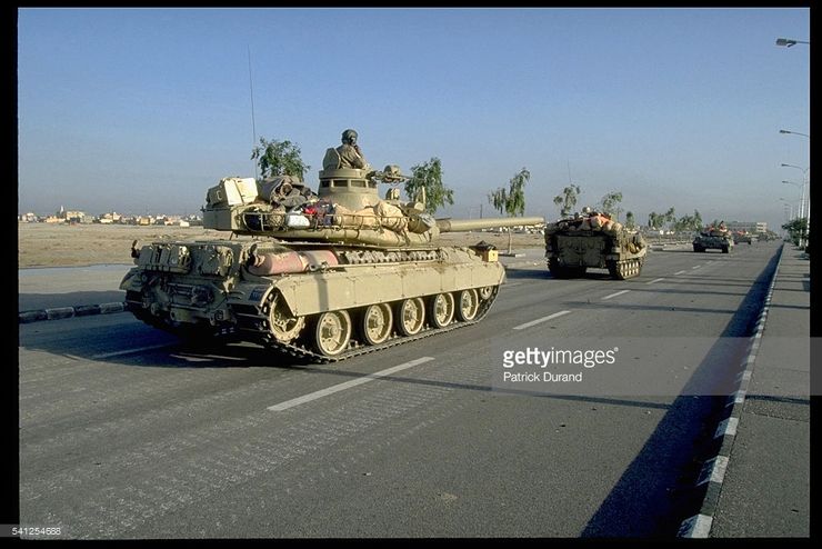 卡達的AMX-30於海夫吉戰役後的影像。卡達在1977年引進24輛AMX-30B和1輛AMX-30D並組成全國唯一的戰車營,共2個戰車連;後於1987年增購30輛改良型的AMX-30B2,這一型號開始增加了雷射測距儀和低亮度電視(LLTV),並引進了尾翼穩定脫殼穿甲彈,然而沒有資料顯示這些戰車投入或在波斯灣戰爭前交付。