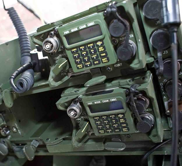 一套車裝但缺了電源放大器的SINCGARS無線電,該無線電能以最多每秒100跳的速度在30-87.975MHz 的頻率上,以25KHz為間隔的2320個頻率上進行偽隨機的跳頻