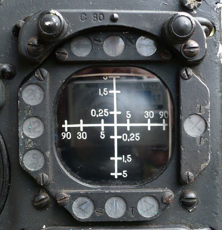 圖為蘇聯戰鬥機配套拉索爾的顯示器,顯示器右側X字燈號表示引導結束,左側20、12、5三組數字燈號分別代表和目標的距離,中間十字顯示攔截機和給定攔截高度與航向數據的誤差,上下燈號分別指示目標在正面、左側還是右側,以及攔截機應當何時轉向。拉索爾數據鏈實際上就是利用100-150 MHz的無線電傳輸控制資訊,包含航向、高度、速度、與敵人距離等訊息,對於1萬米高空戰鬥機傳輸距離約350公里。拉索爾和空氣-1自動攔截引導系統和地面雷達的組合能夠簡化了飛行員的操作降低負擔,進而抵銷蘇聯戰鬥機較同期美軍戰鬥機遜色的態勢感知、飛彈與雷達性能等劣勢。但這也意味著戰鬥機必須完全和整個指揮引導體系高度結合,飛行員缺乏主動權,且一旦因地形阻隔或距離太遠或地面引導設施與雷達受損,戰鬥機就會導致失去引導。而拉索爾也並不完美,作為發展年代較早的無線電鏈路,拉索爾頻段較窄且缺乏先進加密和糾錯技術,較容易受到干擾;此外拉索爾有容量上限,一次最多使用8個頻道,每個頻道最多引導3組攔截機。