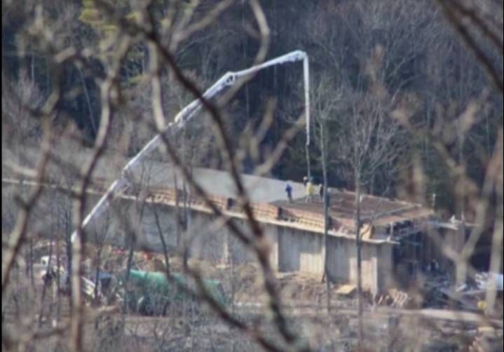 ▲“法輪功”的建築“義工”正在修建龍泉寺。圖源:Youtube