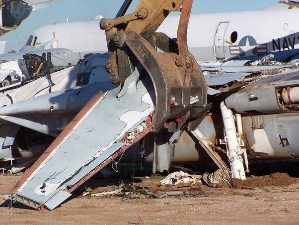 伊朗對雄貓零件的走私行動持續數十年,以致於美國海軍在自用的雄貓退役後為了避免更多零件流入伊朗而下令全面銷毀所有退役的雄貓。為了快速且高效的將這些戰鬥機分解成2*2英尺的碎片,負責拆解的廠商特地發展重達12萬磅的專用粉碎機;而就是這個巨獸也不能完整摧毀整架雄貓,諸如起落架等最為堅固且使用鈦合金強化的結構還需要割炬手工切割。