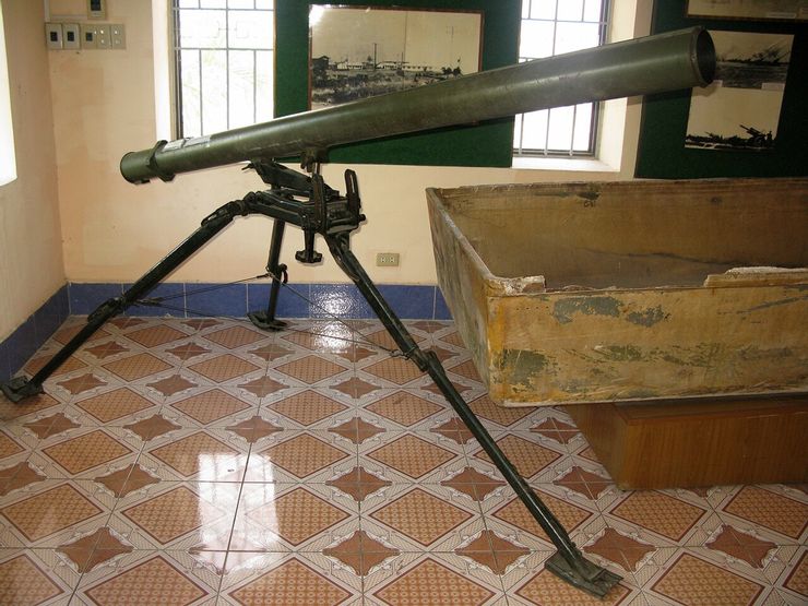 蘇聯基於北越要求發展的DKB火箭炮,蘇聯內部代號9P132,實際就是把BM-21多管火箭的發射管拆分成單管,雖然火力密度降低但全系統重量只有55公斤,很適合在越南山區游擊作戰,北越甚至能夠攜帶DKB滲透到南越首府西貢以東的邊和機場外圍進行突襲