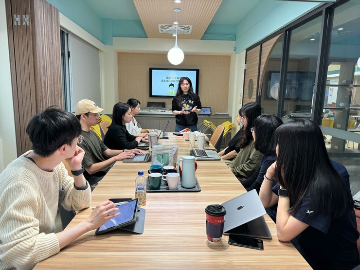 探險小隊來到數位實驗中學與老師們交流