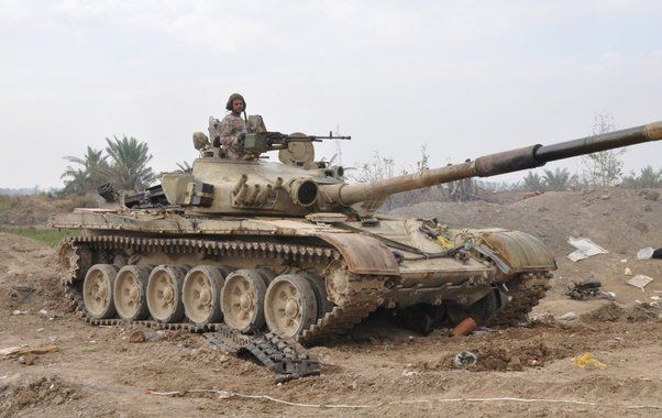 一輛伊拉克的T-72,主炮和煙霧彈發射器之間的黑色圓型組件就是與夜視鏡搭配的紅外線聚光燈,其發射的燈光經過紅外線濾光罩後肉眼不可件但在普通夜視鏡觀察下就如普通燈光一樣就如普通燈光一樣