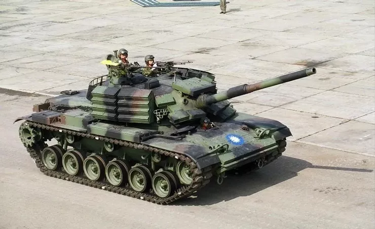 當初M48H勇虎戰車安裝反應裝甲的照片。