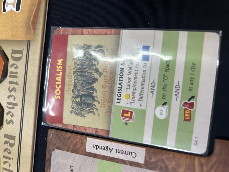 「社會主義」是社會民主黨的其中一條路線,能夠減少國內貧窮人口,但是,這些政策不合中央黨的胃口,會導致兩大黨的衝突。