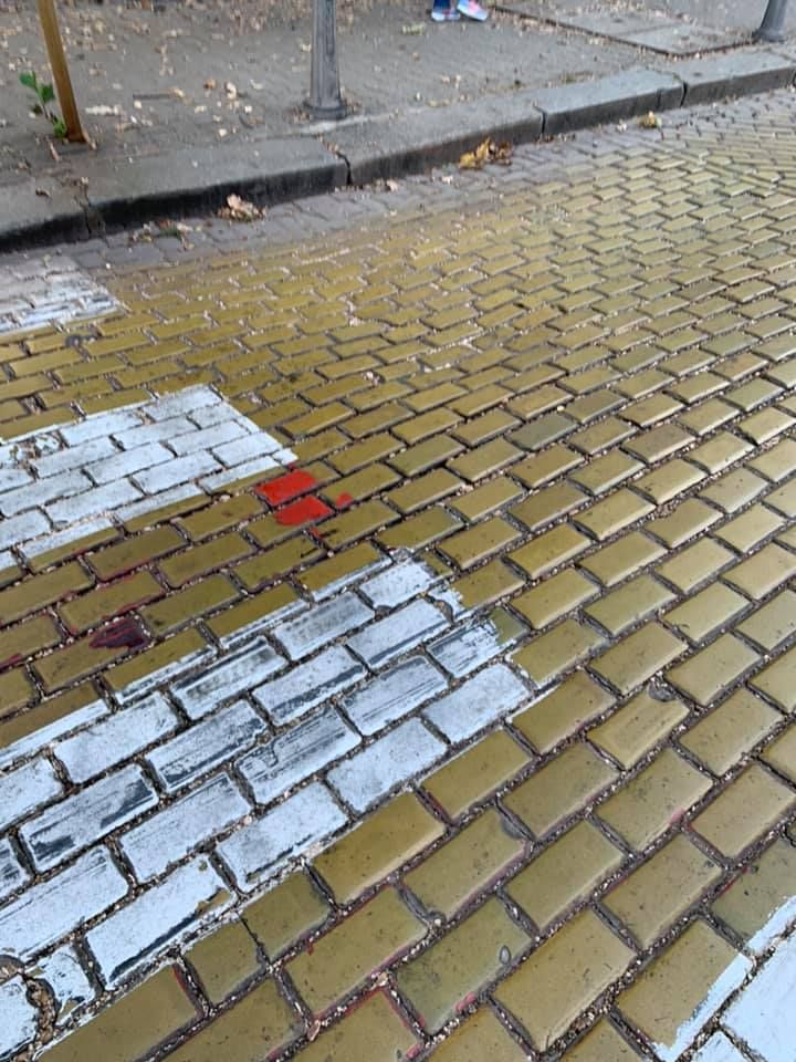 300天環遊世界:保加利亞-普羅夫迪夫、蘇菲亞 黃色地磚歷經百年(特殊材料從匈牙利採買非常昂貴,當初市長還是瞞著人民向德國貸款才鋪建而成)