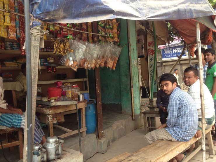 孟加拉人天性很樂觀，不管失業，忙碌，心情好不好，每天都要到茶攤報到