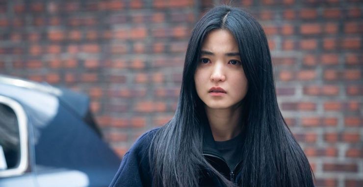 《惡鬼》裡亦正亦邪、一人分飾無數角卻切換字如的金泰梨。