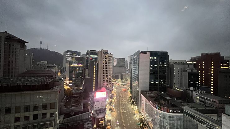 清晨6點半天色還未全亮，從頂樓餐廳遠眺首爾塔。