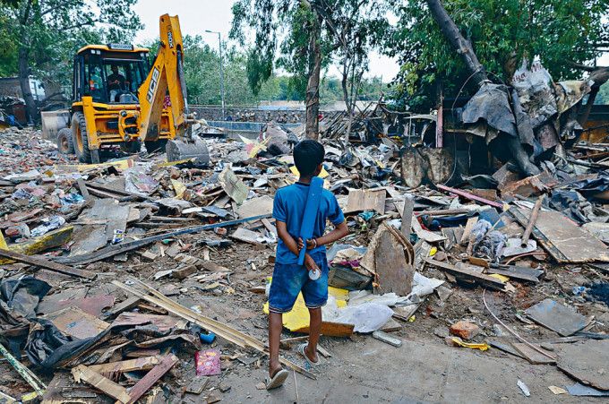 新德里被拆掉的貧民窟 (圖片取材自網路)