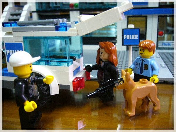 警員:「別忘了回來看看福瑞」 警犬福瑞: (搖尾巴)