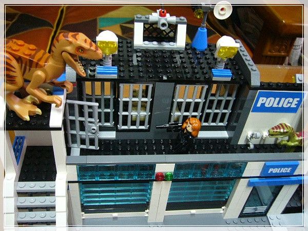 恐爪龍擅長以高取低的戰術,這令黑寡婦進退兩難。