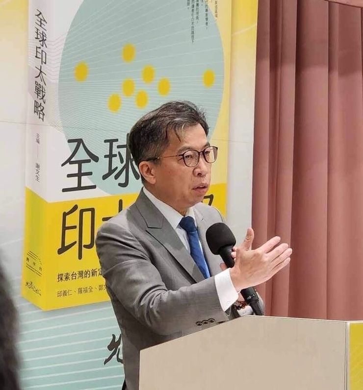 主編在新書發表會介紹各篇章作者及內容