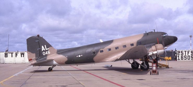 美軍當時裝備的EC-47信號情報偵察機,機體上方和下方都有機載無線電側向(ARDF)天線,收到訊號後偵察機從多個方向反覆測量信號變化,就能通過三角定位大概推算發信地點;當然,這套設備也可以直接監聽信息內容,但由於精通越南語的專家供不應求而很少有這條件。但相對的,北越和蘇聯顧問也會通過監聽美軍航空管制無線電判斷此時空中有什麼樣的軍機在運作並藉此擬訂反制措施,比如電磁靜默。