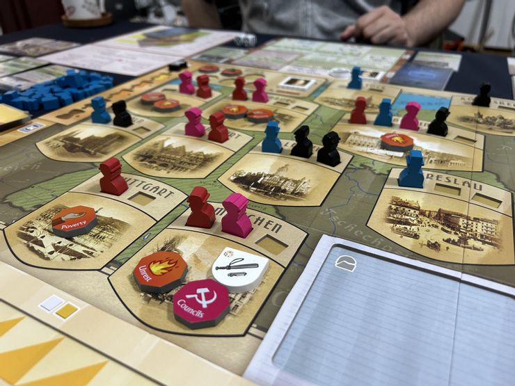 人民議會(Council)是共產黨的政府,也是獲勝條件之一。