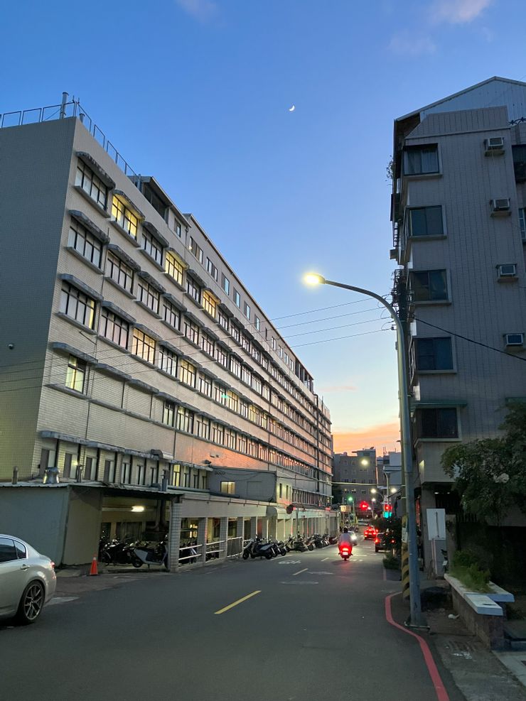 圖說|這是某天從 APCT 下班後,新樓街的視角,雨停的傍晚天空很美。