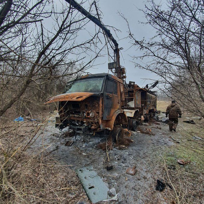 一輛在烏克蘭遭到摧毀的帕蘭廷(Палантин)電戰系統,這套系統於2019年起開始服役,其職能與居民系統基本一致,根據官方報導來看該系統擁有比居民系統更精準且有針對性的干擾頻率以及對採用SDR(軟體定義無線電)設備的干擾能力。目前這一型車輛共有3輛以確認於烏克蘭戰損。