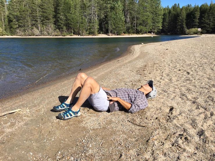 在這個沙灘上不知道躺過多少次,從來沒有理會過湖岸這段黑暗