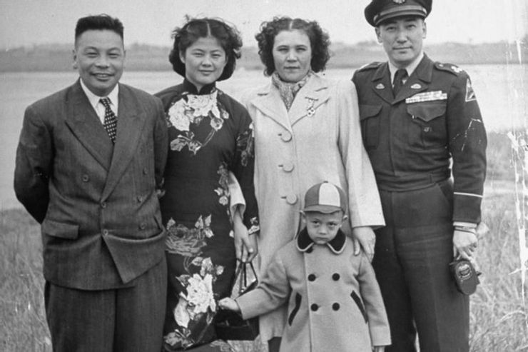 左一是蔣經國前總統,右一則是蔣緯國將軍