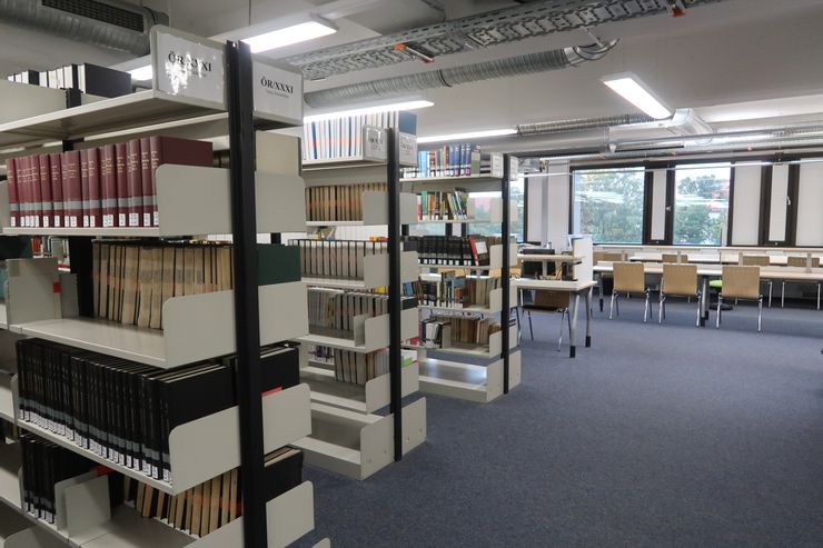 (刑事法與公法圖開架區一隅)