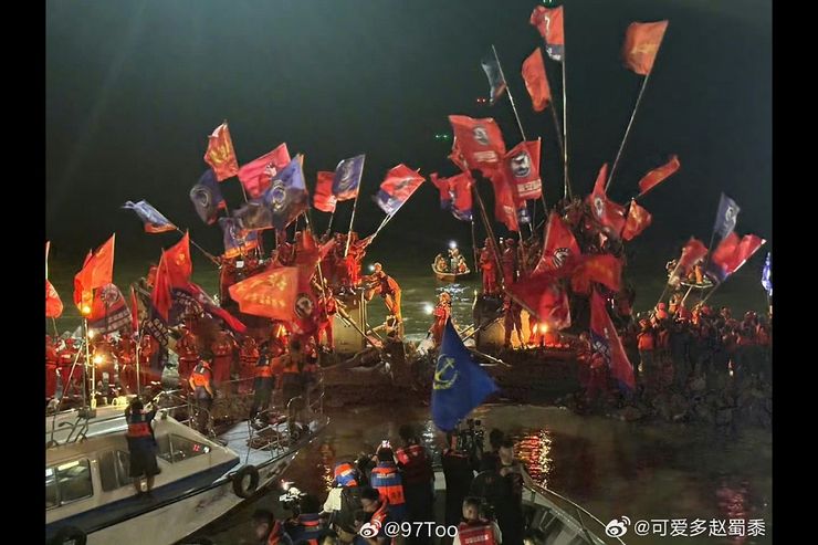 被中國網民戲稱為春晚的紅旗合堤