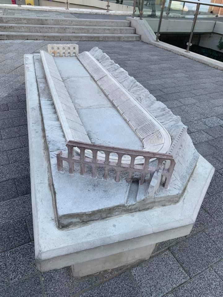 300天環遊世界:保加利亞-普羅夫迪夫、蘇菲亞 在地底的羅馬競技場遺蹟全貌,地面上是主街道而且有很多好的房子,所以目前只挖掘了局部。