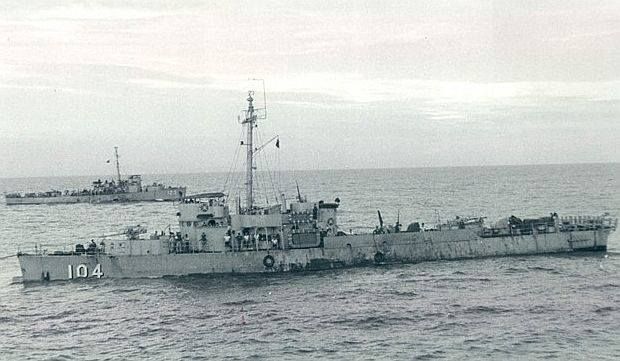 第一代的沱江級巡邏艦(PC-104)曾參與多場海戰,圖為被擊傷時的照片。(圖片取自維基百科)