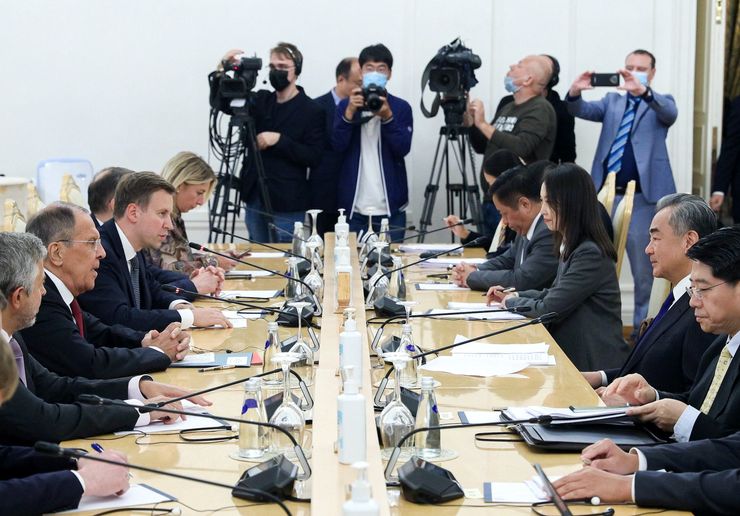 中國外長王毅於9月18日在莫斯科，與俄羅斯外長拉夫羅夫（Sergei Lavrov）會晤。（Reuters）