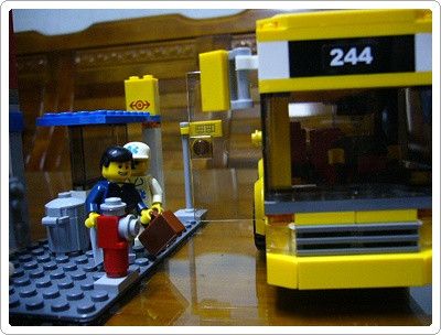 車窗太黑了,其實裡面有司機開車啦