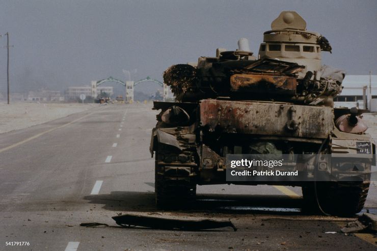 一輛在海夫吉市大門前遭到擊毀的卡達AMX-30戰車