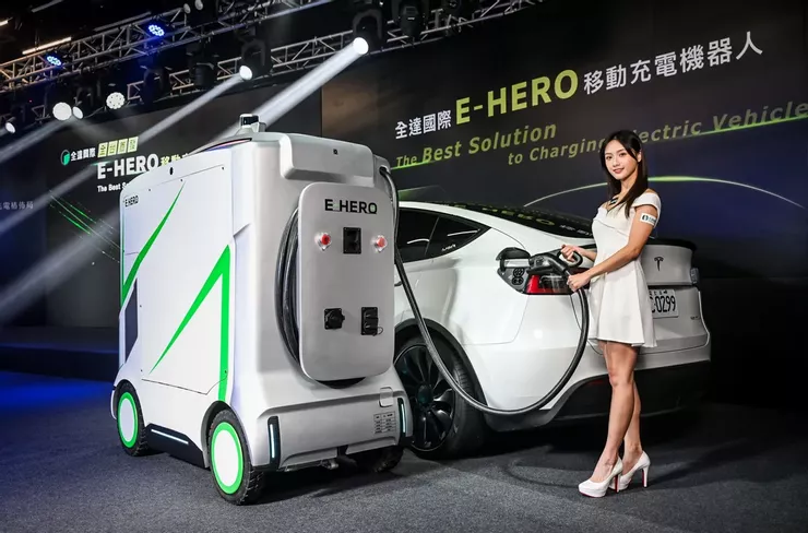 E-HERO移動充電機器人是全台第一個採用「直流快充技術」，僅需花30分鐘，就可以把電動車充到至少80%。