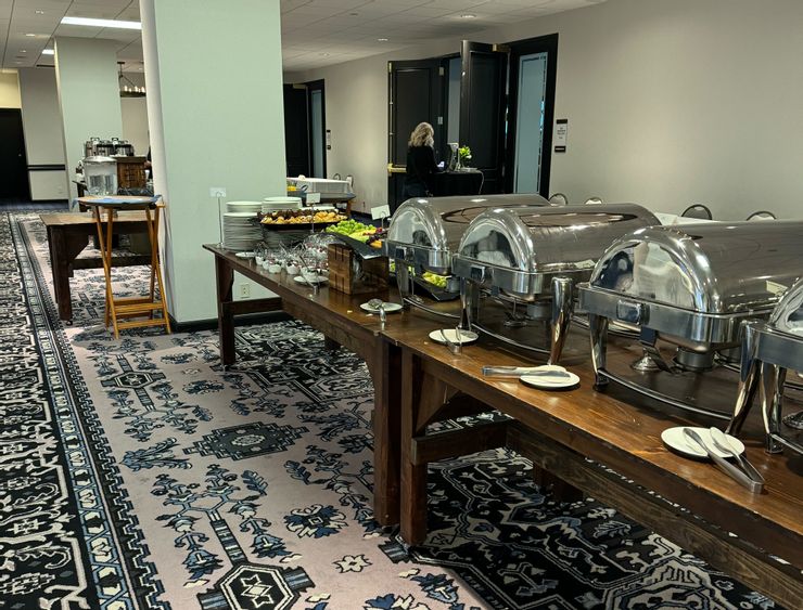 會議間的茶點時間很適合與人攀談