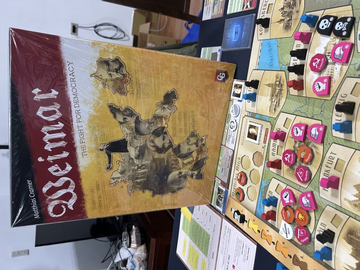 粉紅色是共產黨的單位,可以看到柏林、埃森與漢堡都被佔領了