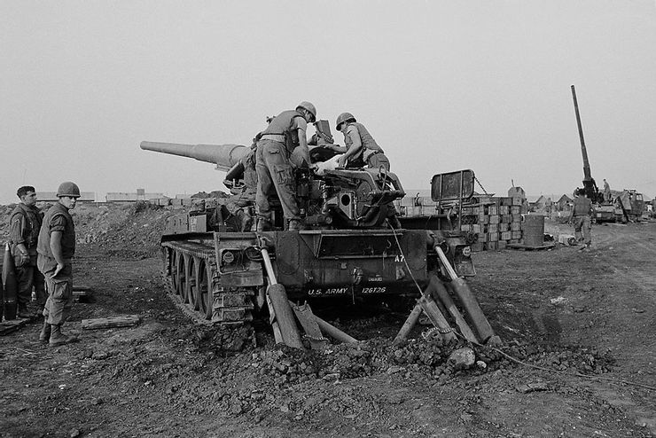 佈署於卡羅爾營區的M107自走砲,M107高達32.8公里的最大射程能夠支援遠方的友軍基地,在越南是非常重要的支援火力平台,然而代價是較慢的射速(最大射速僅每分鐘1發)與極低的砲管壽命(早期僅400發)