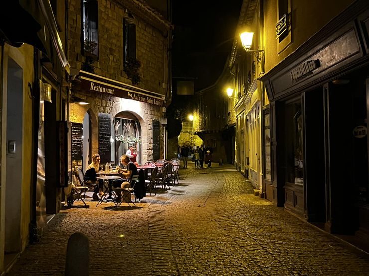 到處都是畫,難怪這裡產梵谷