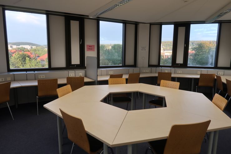 (刑事法與公法圖開架區一隅)