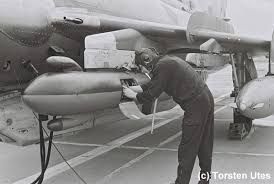 一架可能配備於蘇愷17/20/22下方的SPS-141。SPS-141是紫丁香(Сирень)系列干擾器中的一種,主要針對對象就是鷹式飛彈,干擾頻段在8.8-10.7GHz,其干擾訊號最多可以覆蓋一個雙機編隊。在其被動模式下,吊艙自動接收並分析訊號類型,隨後根據訊號特徵釋放對應干擾訊號;如果判斷對方雷達處於搜索模式則干擾器只會提供警示讓飛行員選擇干擾與否,而在判斷敵方雷達已經開始追蹤時則自動開啟干擾。該設備從70年代初就開始裝備,但直到1982年才開始外銷給伊拉克 - 當然這還算好的,作為華約國家核心力量的東德空軍甚至直到1984年才開始接收。須注意該吊艙雖然通常做為外掛吊艙使用,但在米格23或米格25RB上會以內置方式安裝;而正如伊拉克的情況,外銷版有時會刪減這一設備。此外原版SPS-141擁有4種干擾模式,但外銷版的據說會刪除多卜勒噪音模式,該模式適用於兩架都攜帶SPS-141且距離足夠近的戰機,兩套SPS-141能夠偕同並交替開關機,讓敵方雷達無法判斷正確角度。