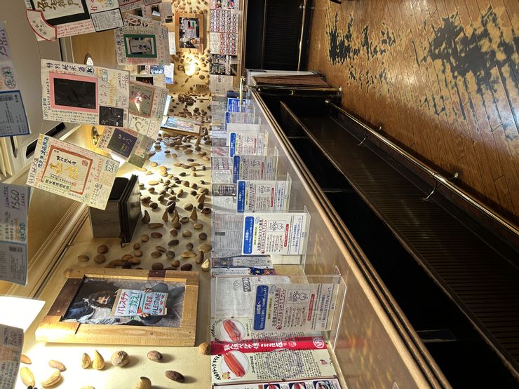 店內空間貼滿了海報、標語與菜單