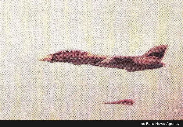 一架投放泥石飛彈的雄貓,注意這枚飛彈點火較晚,這是因為鷹式飛彈的火箭發動機比鳳凰更加強大,為了避免損壞雄貓才讓泥石離機體足夠遠後才點火。雖然泥石飛彈在兩伊戰爭期間沒有被普遍列裝,但伊朗沒有放棄這一構想而是在戰後繼續發展,最後發展成新型的空對空飛彈思想者-90(Fakour-90),這一型號據伊朗說法實現了主動導引,然而彈體設計仍然繼承自鷹式而非鳳凰。