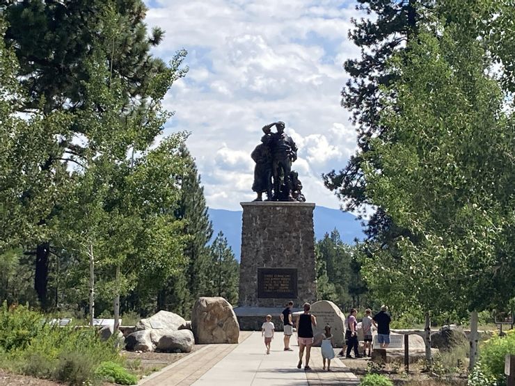 基台的底座就是當年雪的深度