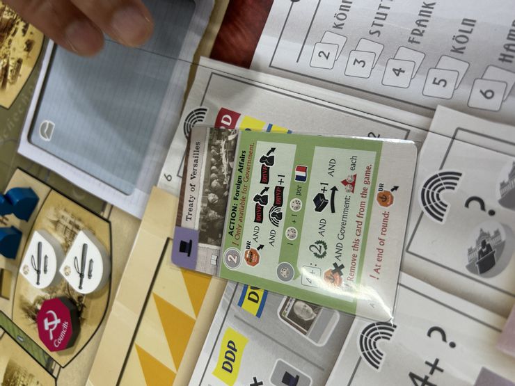 凡爾賽條約是政府玩家在遊戲中遇到的第一個難題,如果不簽,西方國家會持續封鎖德國經濟,但要是簽了,人民會更倒向國家人民黨的仇恨宣傳。