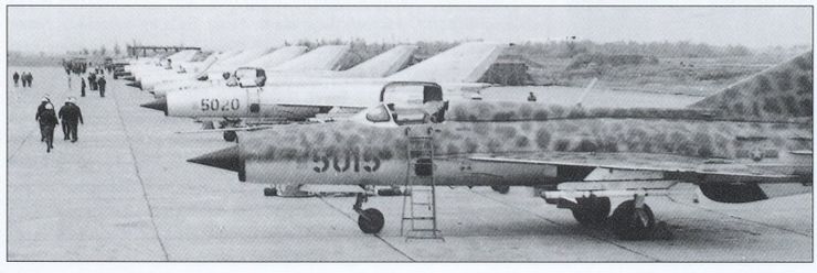 此時北越使用的米格21中最新的版本是PFM,這一型米格21只能攜帶兩枚R-3S飛彈,雷達是對戰鬥機大小目標最大搜索距離約10公里的RP-21,發動機是R-11F2S-300;而北越還有一些更老舊的米格21F-13,這一型號甚至沒有全功能雷達,而僅僅是SRD-5無線電測距儀。蘇聯直到1971年底才開始向北越提供米格21MF。