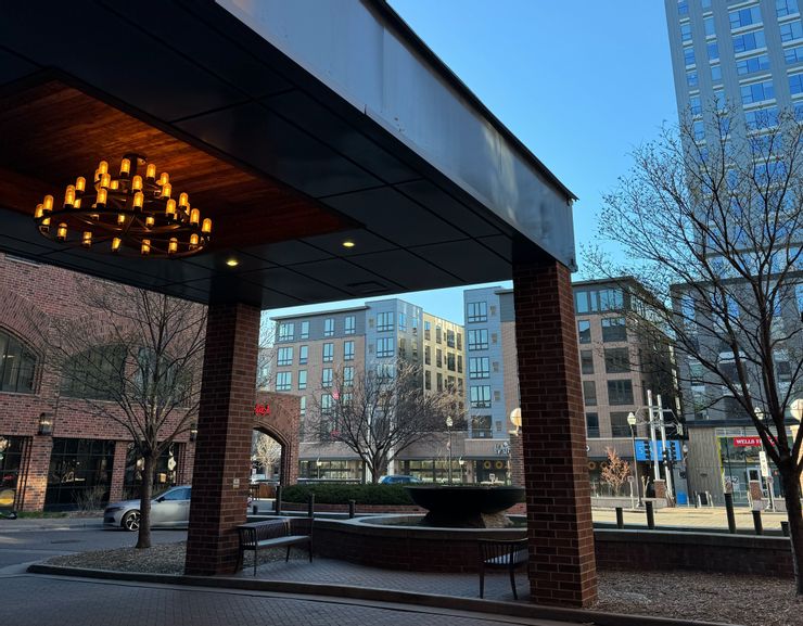 會場在學校旁的飯店會議室中